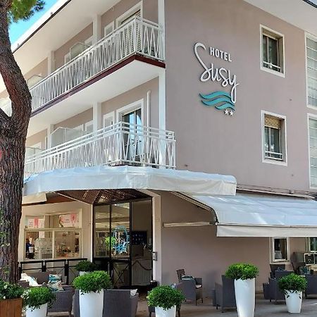 Hotel Susy - Ambienti Rinnovati - Direttamente Su Viale Dante E A Due Passi Dal Mare Riccione Exterior foto